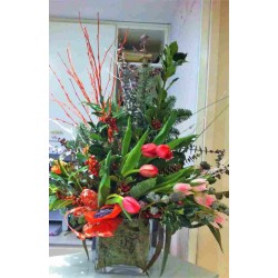 Centro navideño y tulipanes
