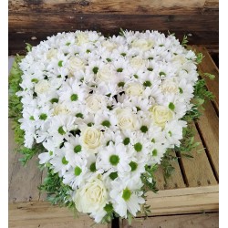 Corazón rosas blancas y...
