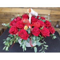 Cistella 12 roses vermelles