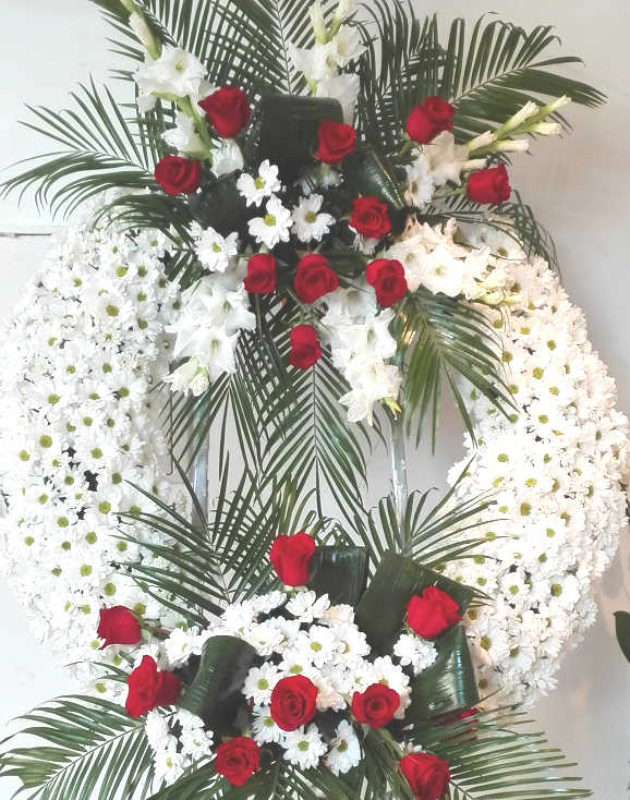 Corona de crisantemos y rosas