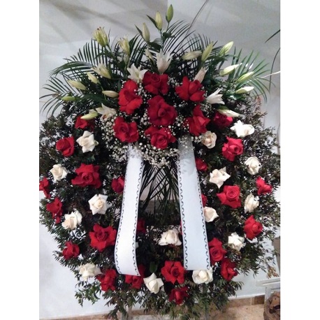 Corona de rosas blancas y rojas, verdes