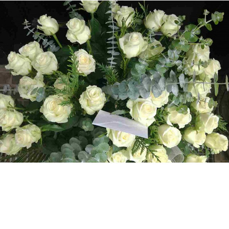 Cojín funerario de rosas blancas y verdes