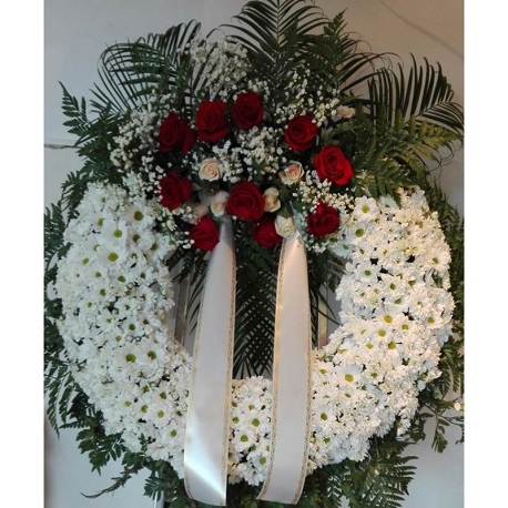 Corona funeraria de crisantemos y rosas