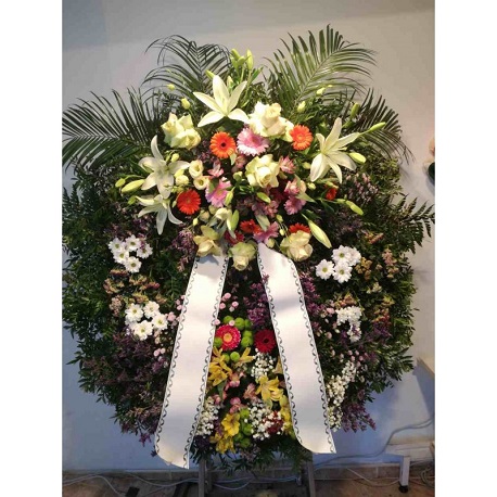 Corona funeraria de roses i verds